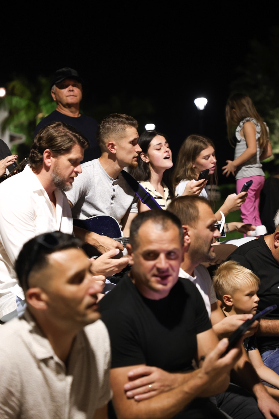 Families gathered in the evening at Wellen Park